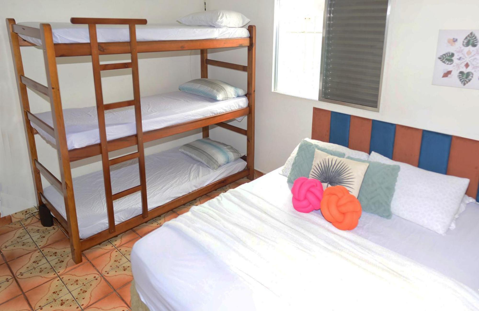 Casa A 300 Metros Da Com Piscina, Churrasqueira E 2 Vagas De Garagem! *